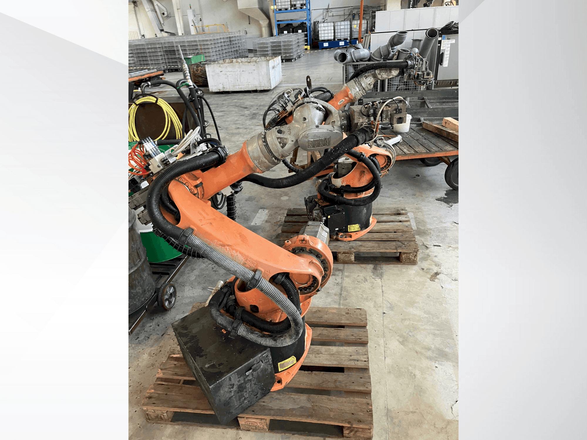 Frontansicht der KUKA KR16  Maschine
