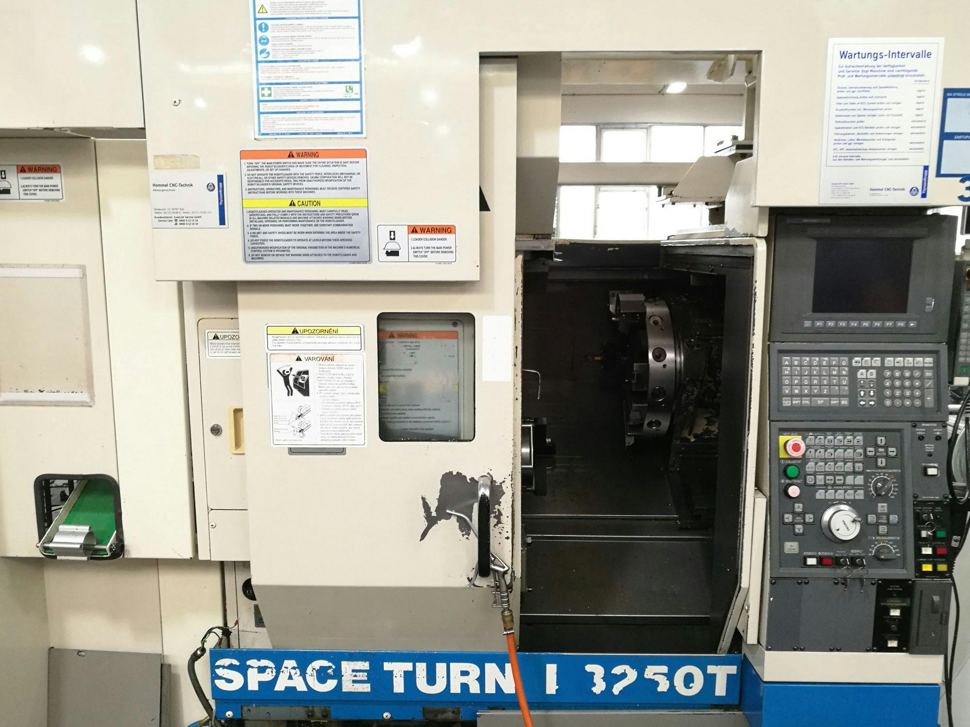 Frontansicht der Okuma SPACE TURN LB250T Maschine