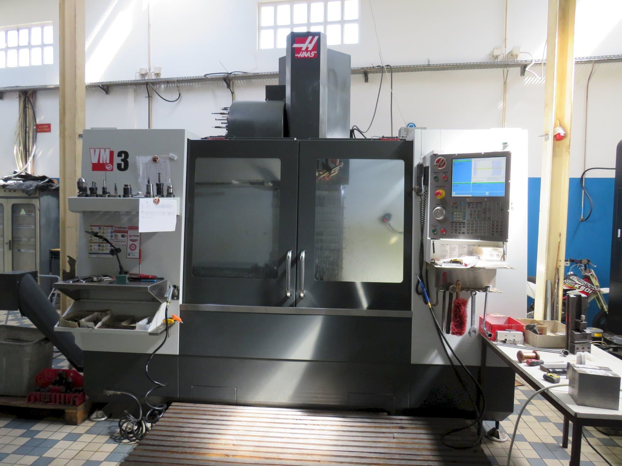 Frontansicht der HAAS VM3  Maschine