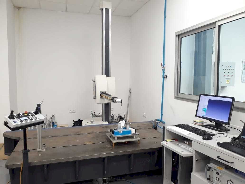 Frontansicht der ZEISS Carmet CNC  Maschine