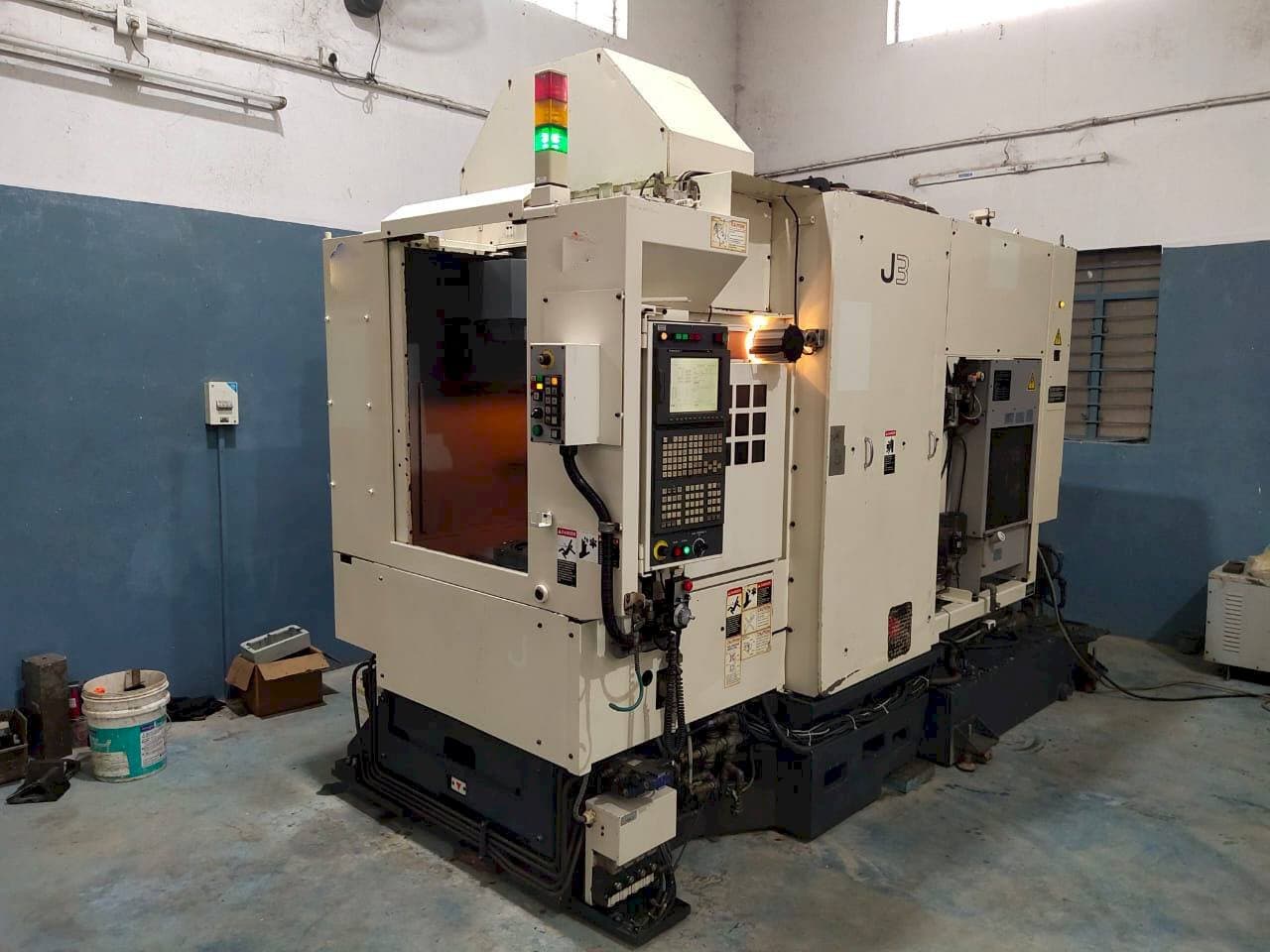 Frontansicht der Makino J3  Maschine