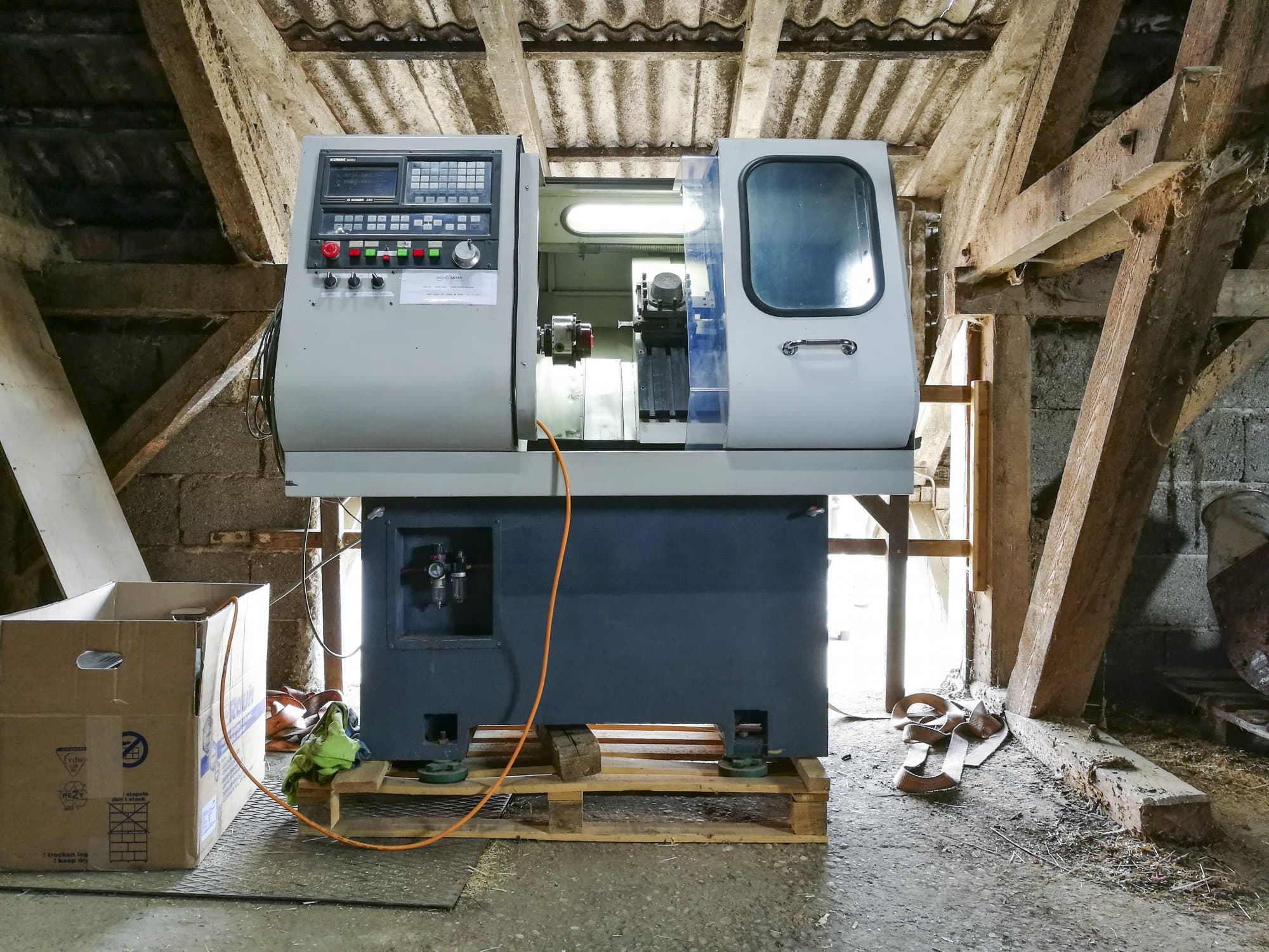 Frontansicht der OZ-Seals Simploz6040 CNC Maschine