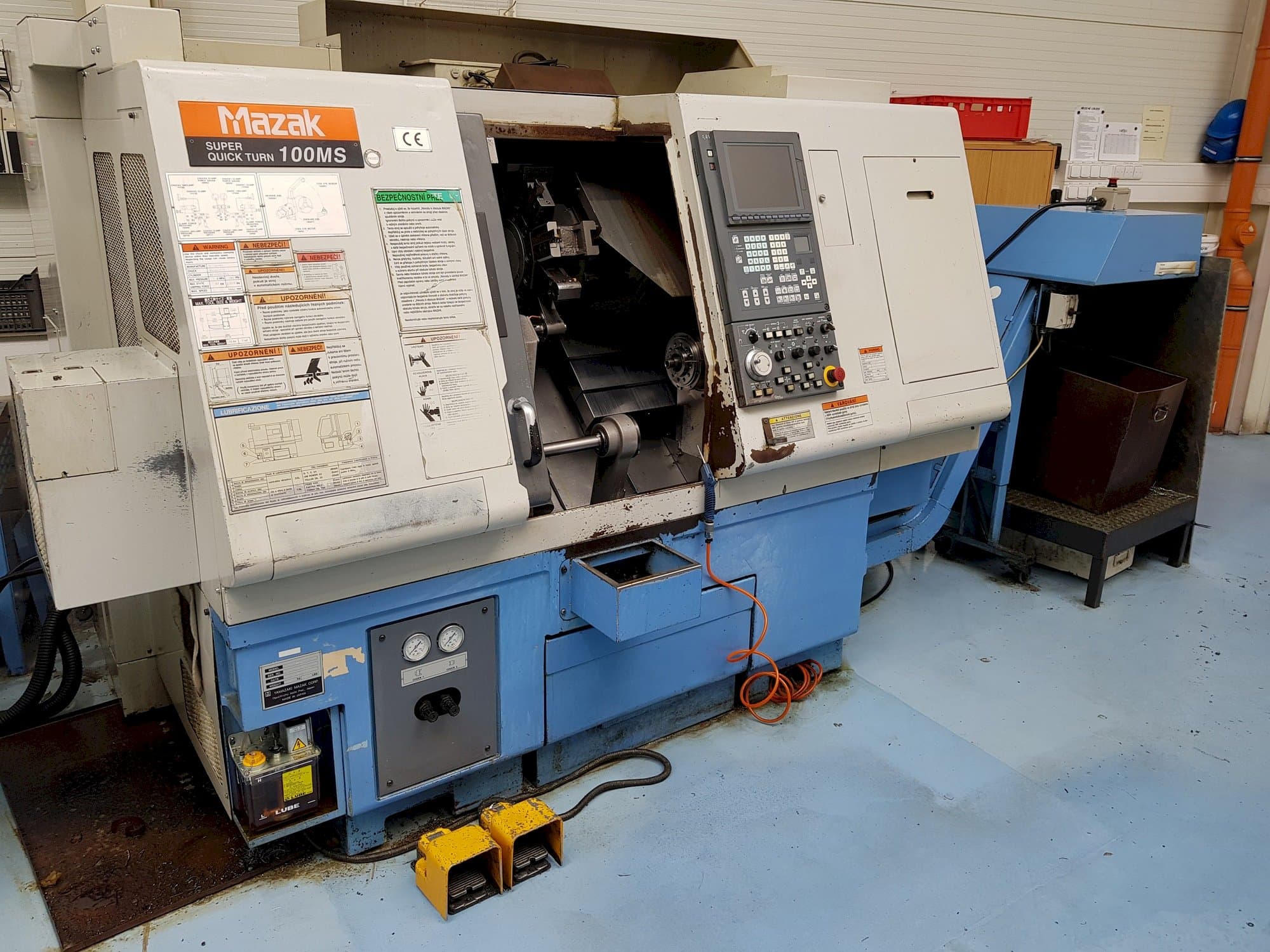 Frontansicht der Mazak STN-100MS Maschine