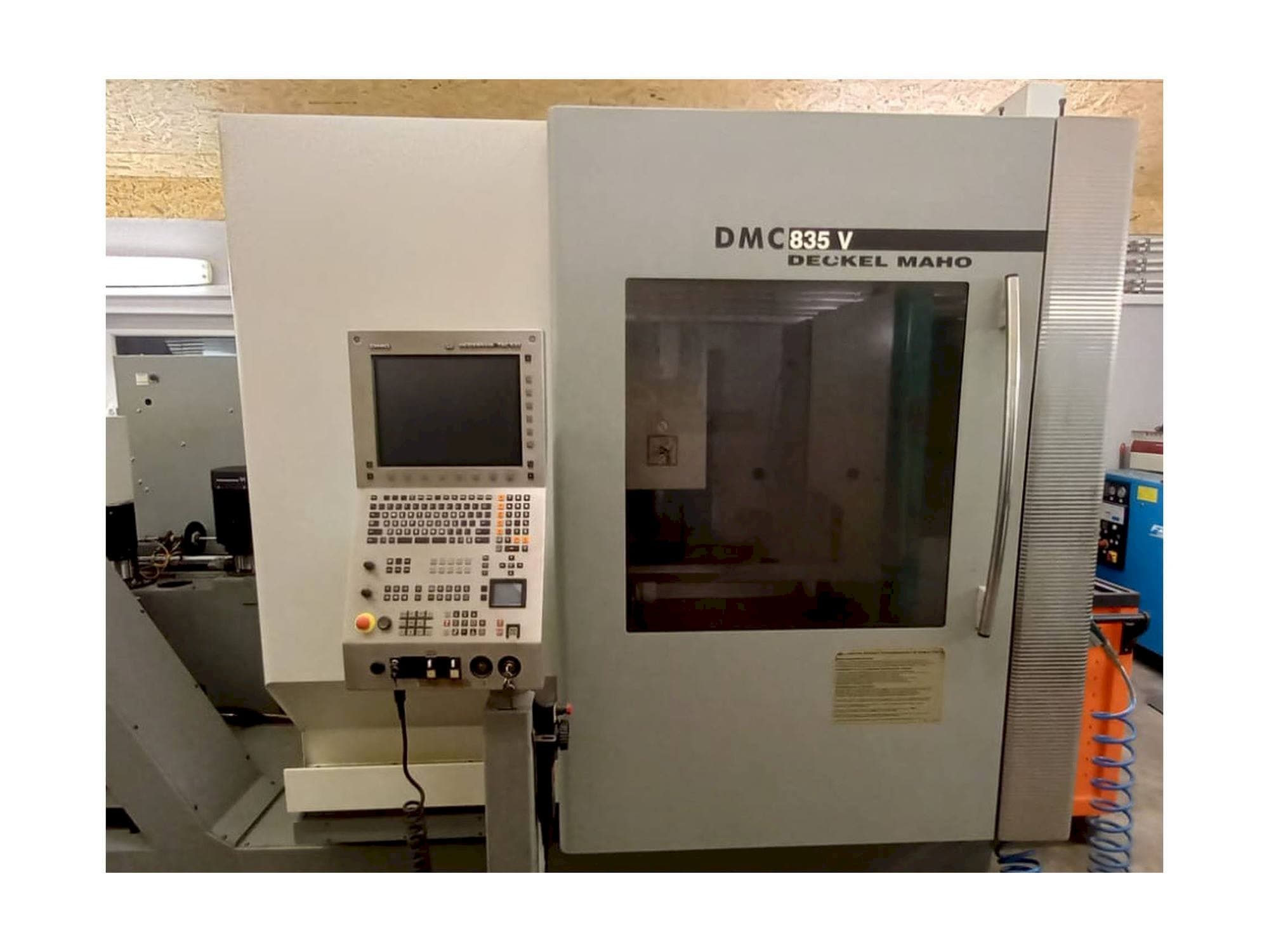 Frontansicht der DMG Deckel Maho DMC 835 V Maschine