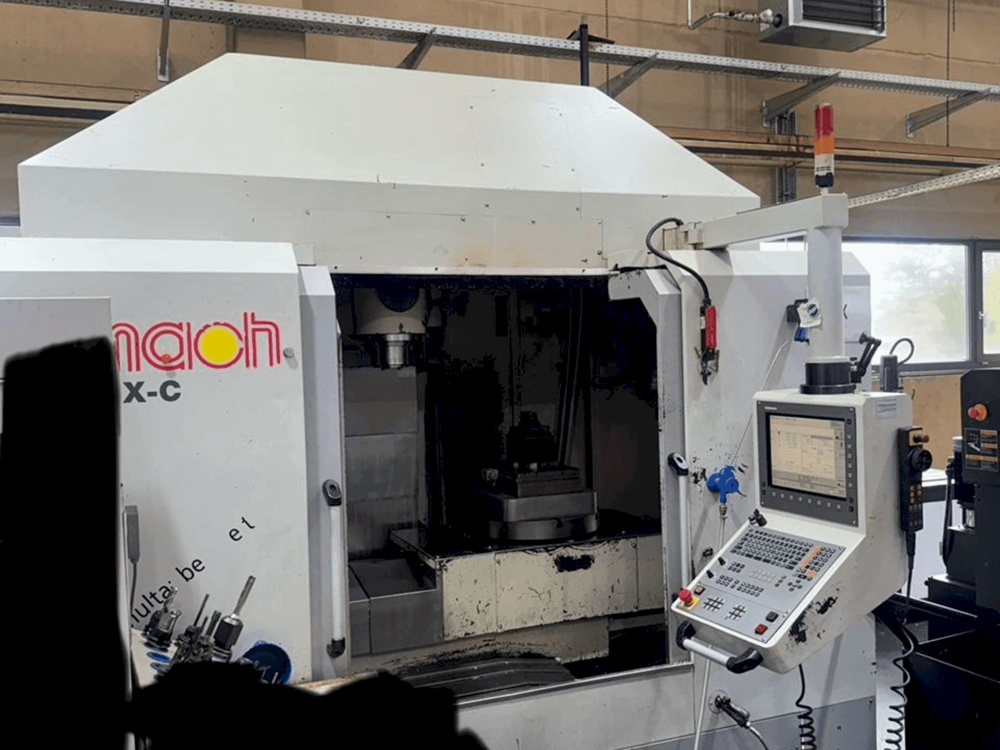 Frontansicht der Eumach HSM-5XC Maschine