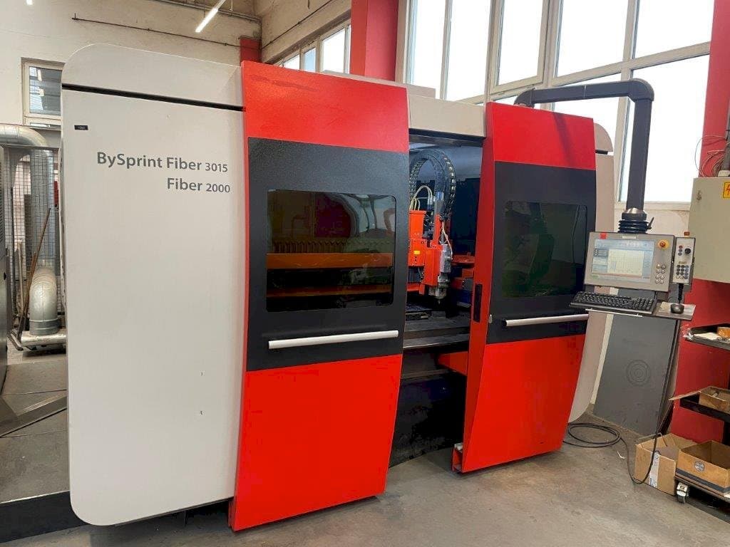 Linke Seitenansicht der Bystronic BySprint Fiber 3015 Maschine