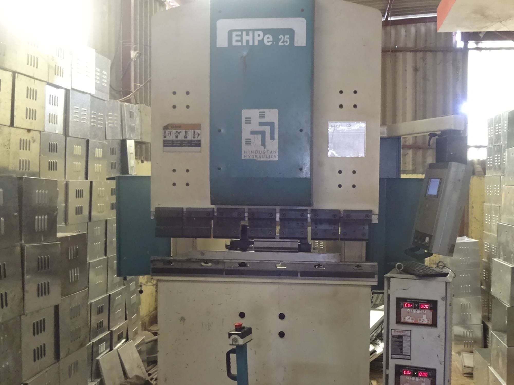 Frontansicht der Hindustan Hydraulics EHPe 25 Maschine