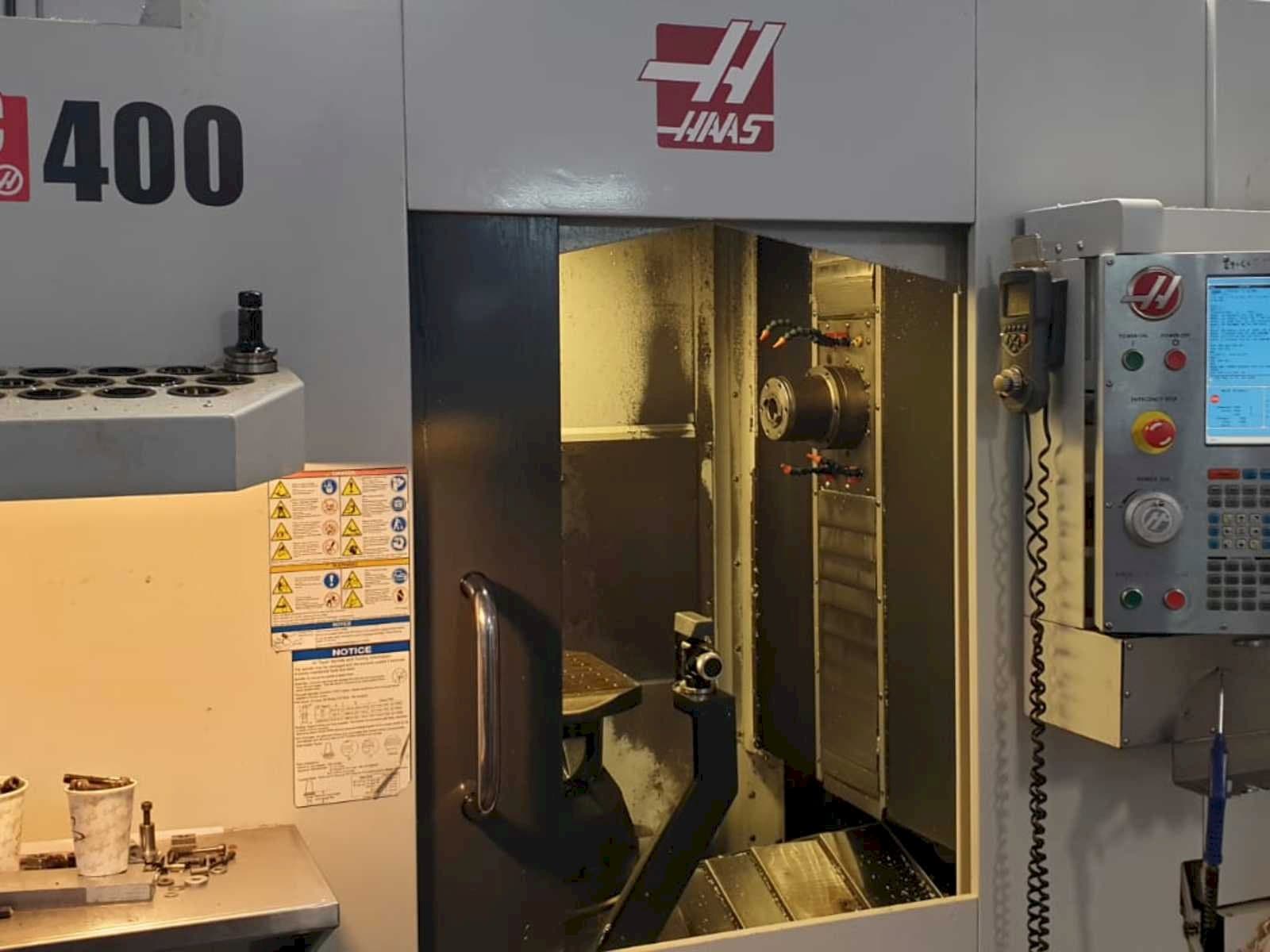 Frontansicht der HAAS EC400 Maschine