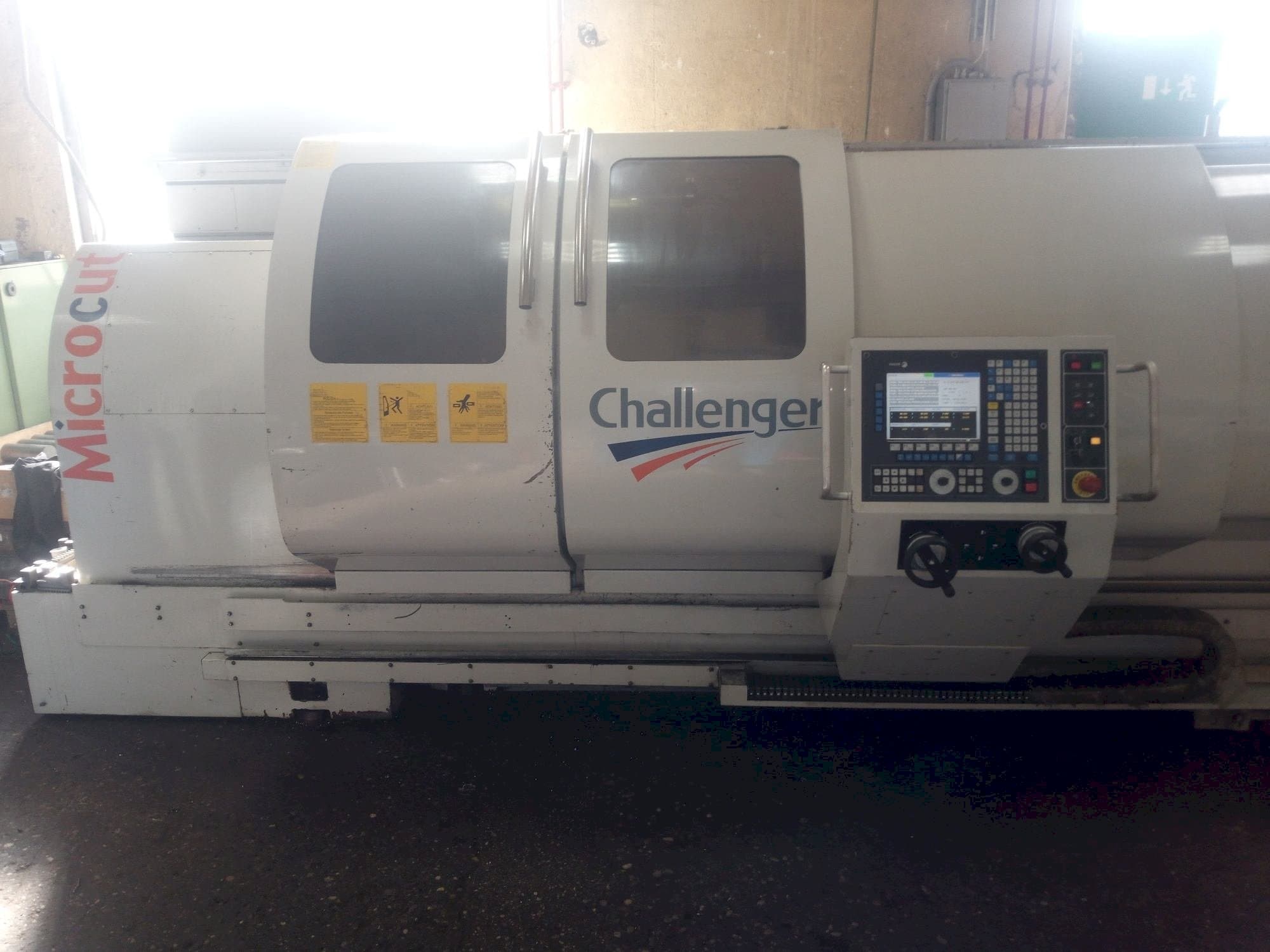 Frontansicht der MICROCUT BNC 2280 Maschine