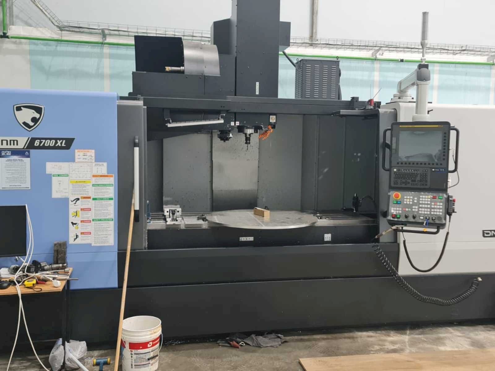 Frontansicht der Doosan DNM 6700 XL  Maschine