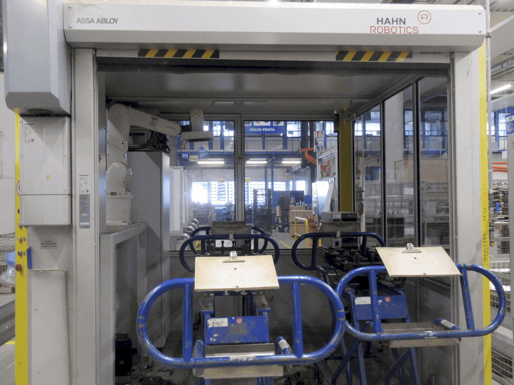 Frontansicht der HAHN Robotics CAT Final Check EOL (2021) Maschine