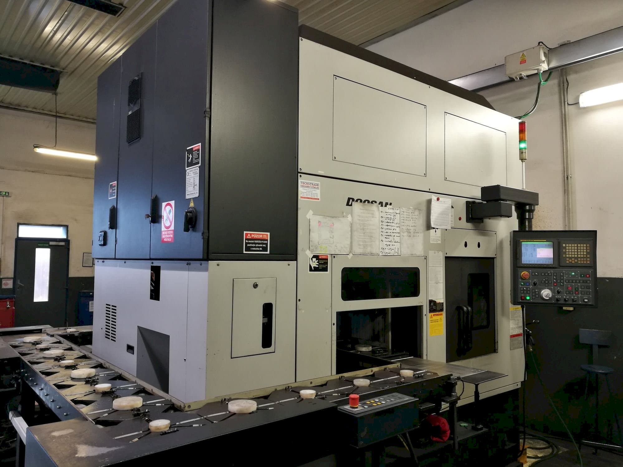 Frontansicht der Doosan Puma Inverturn 3000M Maschine