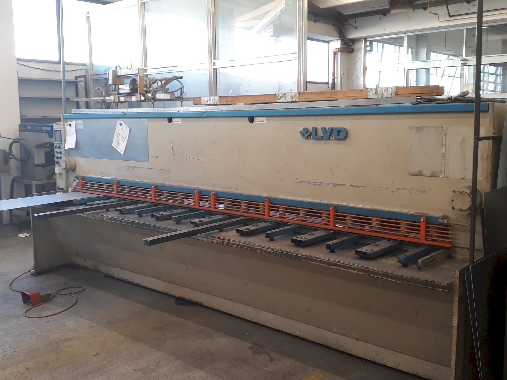 Frontansicht der LVD HST 40/6  Maschine