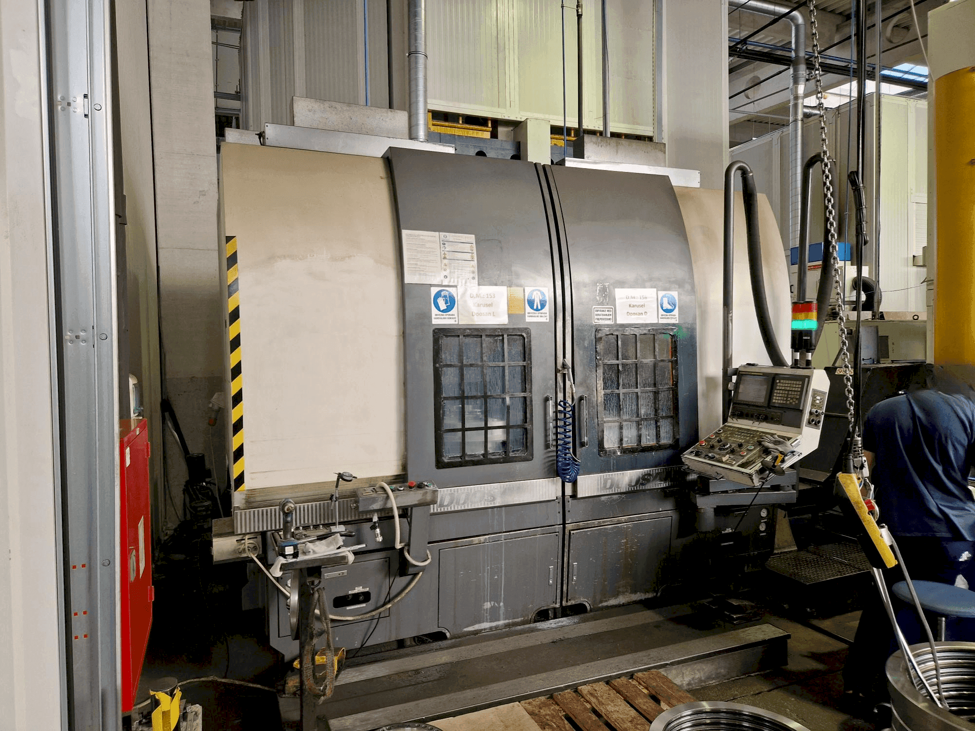 Frontansicht der DOOSAN V740T  Maschine