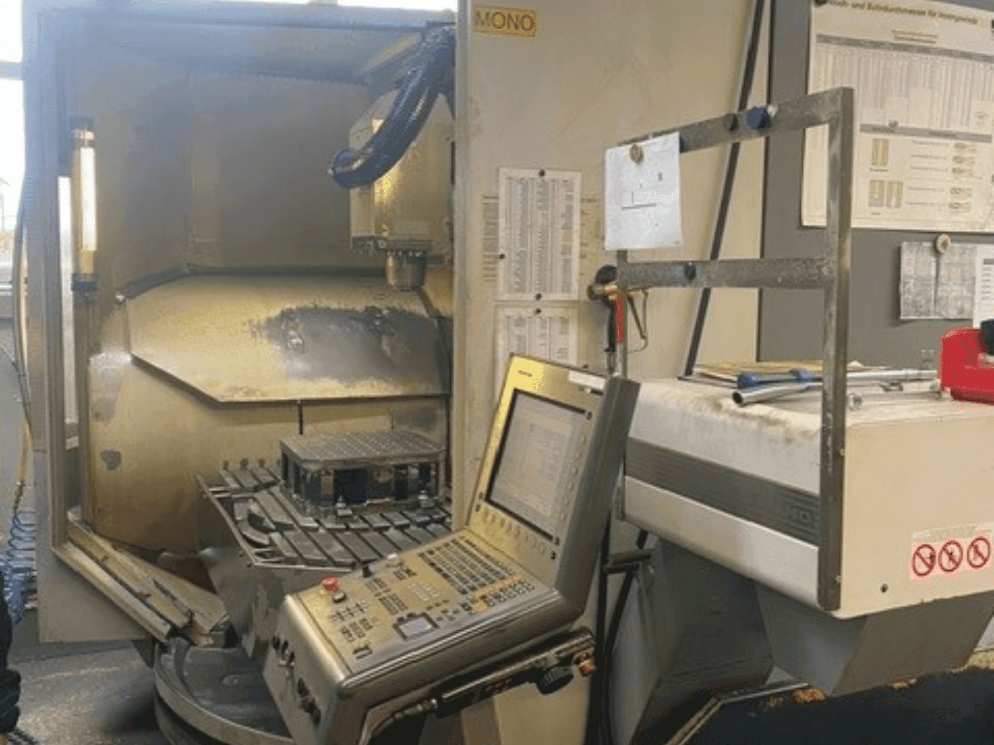 Frontansicht der DECKEL MAHO DMU 80 monoBLOCK simultan Maschine