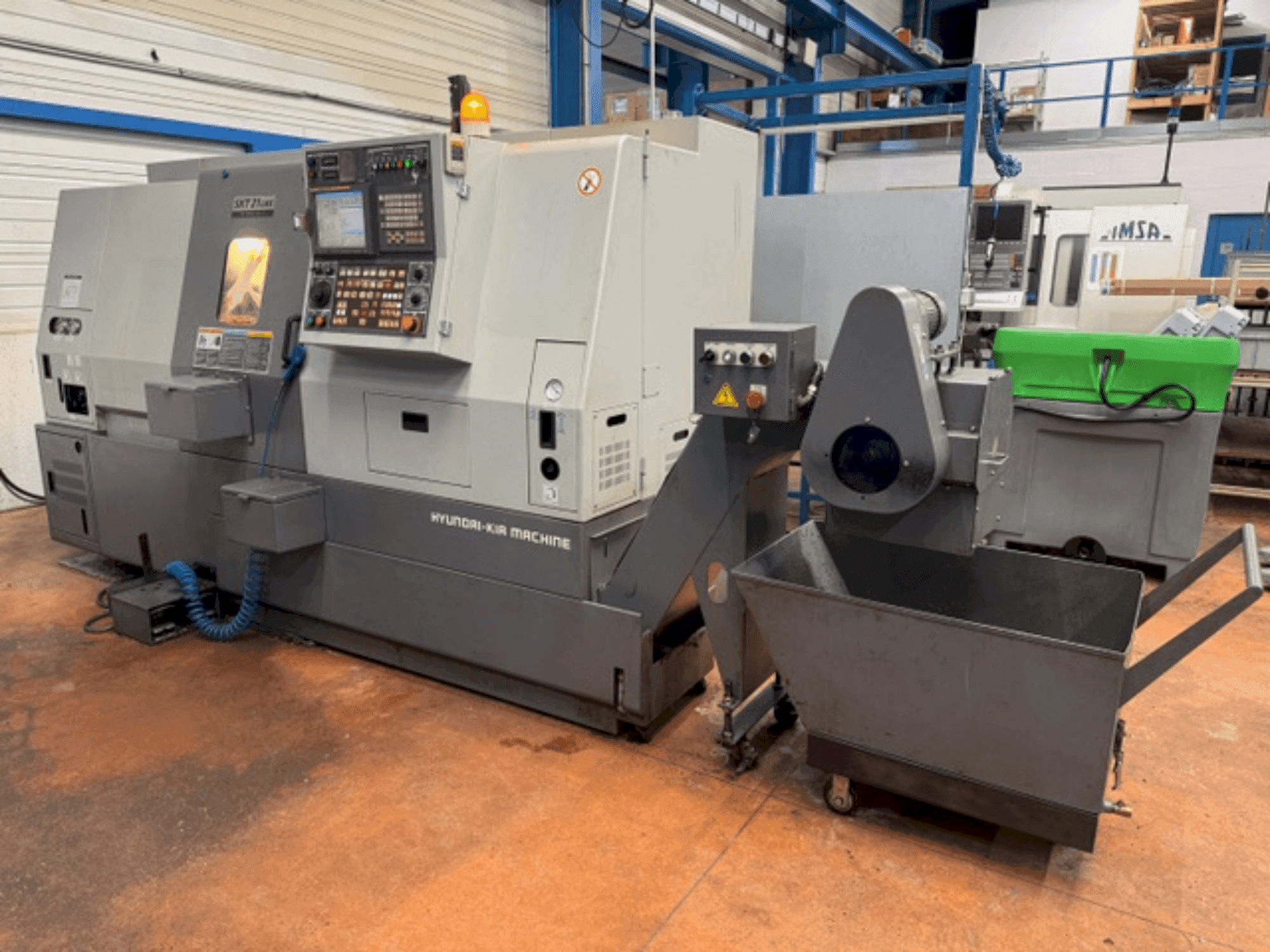 Frontansicht der HYUNDAI KIA SKT21LMS Maschine