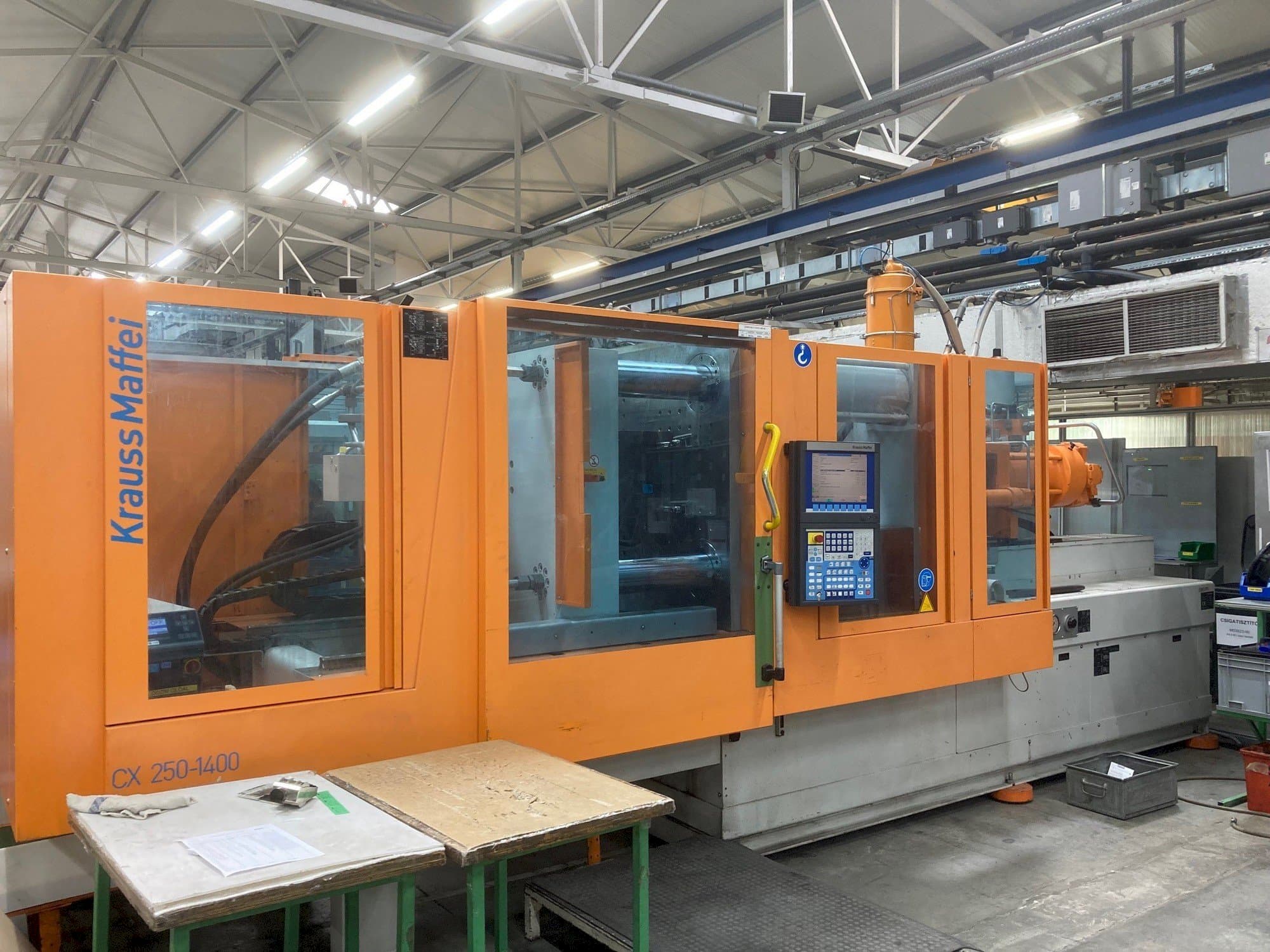 Frontansicht der Krauss Maffei KM 250-400 CX Maschine