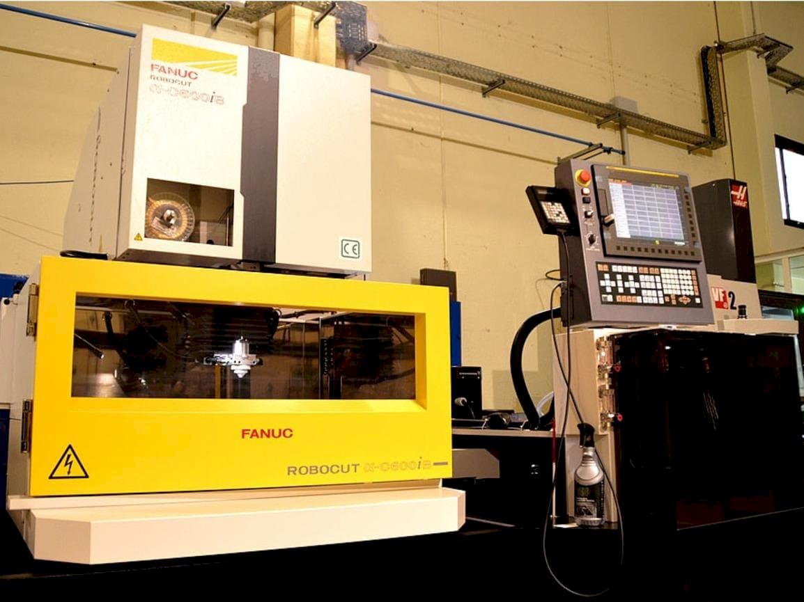 Frontansicht der FANUC Robocut Alpha-CiB Maschine