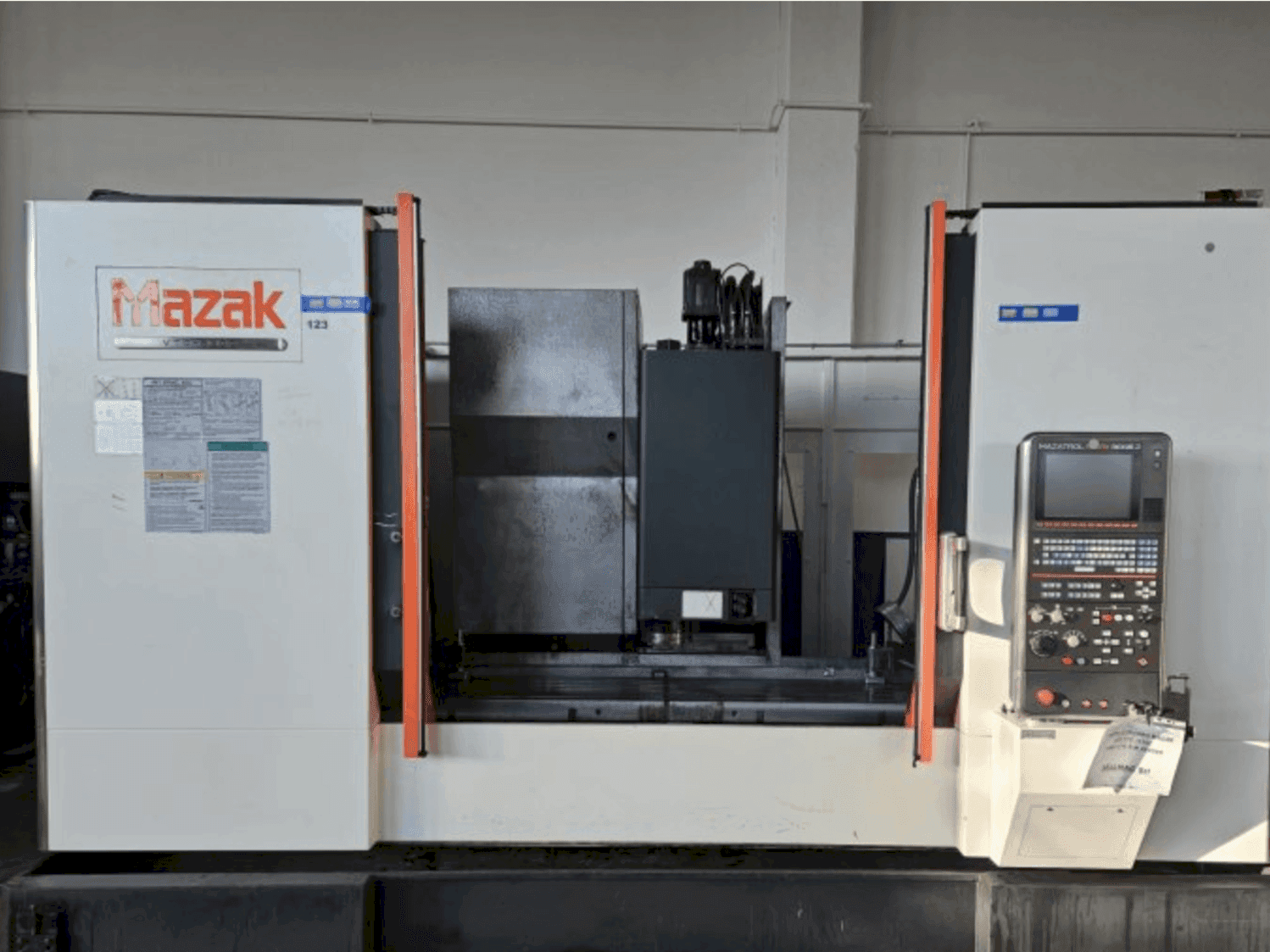 Frontansicht der Mazak VTC-530C Maschine