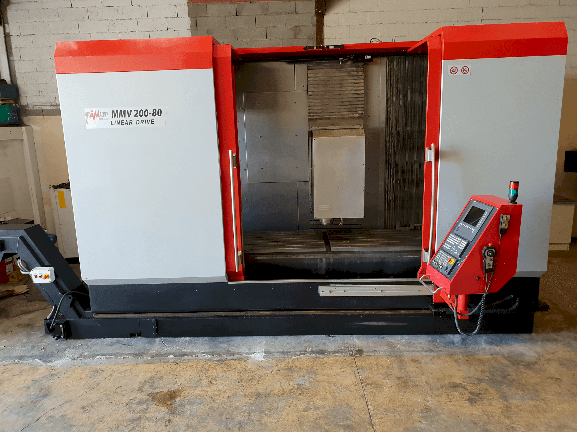 Frontansicht der FAMUP MMV 200-80 Linear Drive Maschine