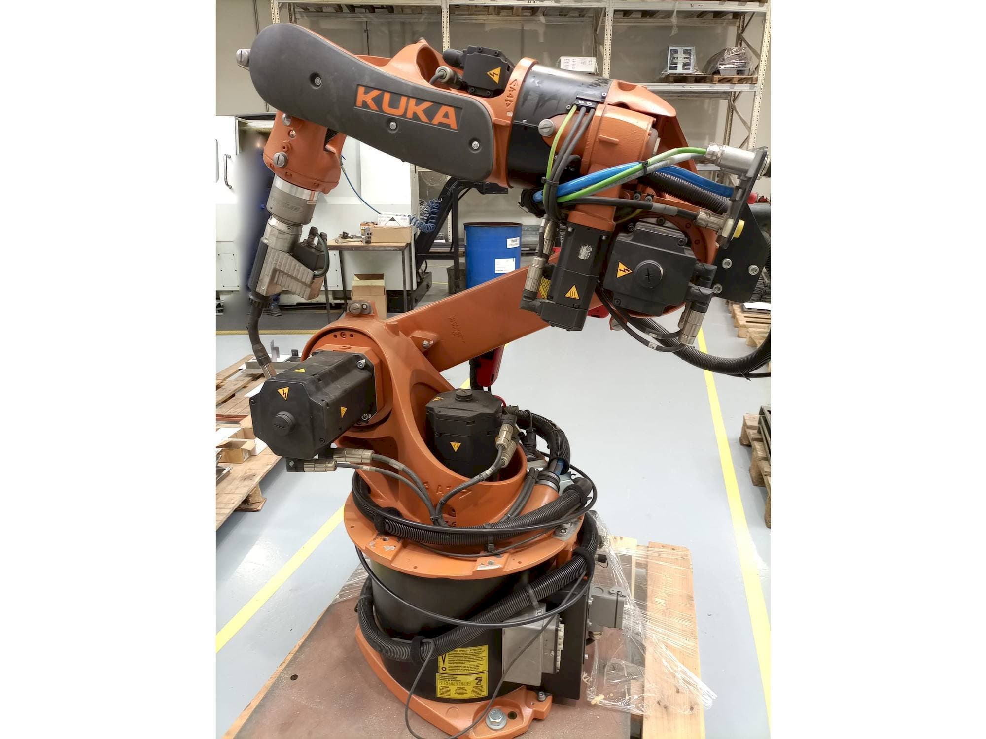 Frontansicht der KUKA KR16 ARC HW Maschine