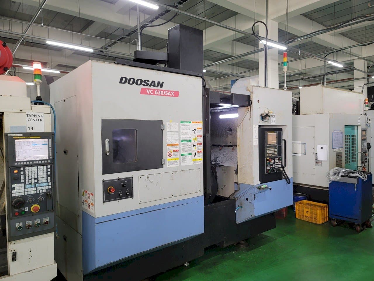 Frontansicht der Doosan VC 630/5AX Maschine
