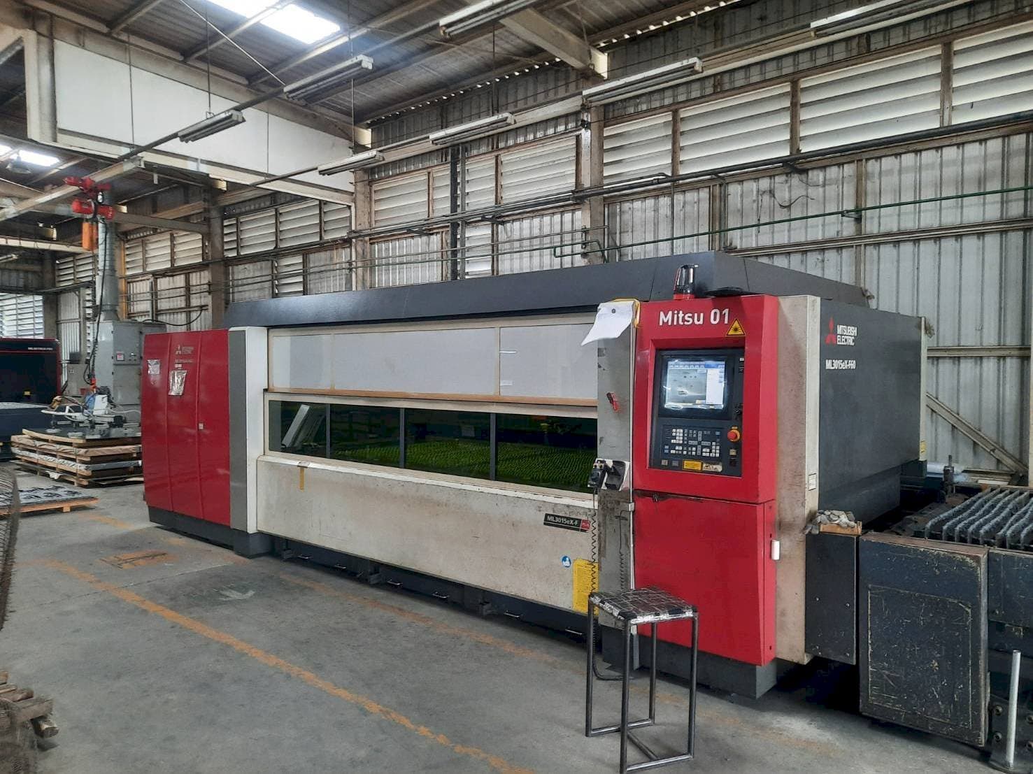 Frontansicht der Mitsubishi ML3015eX F60 Maschine