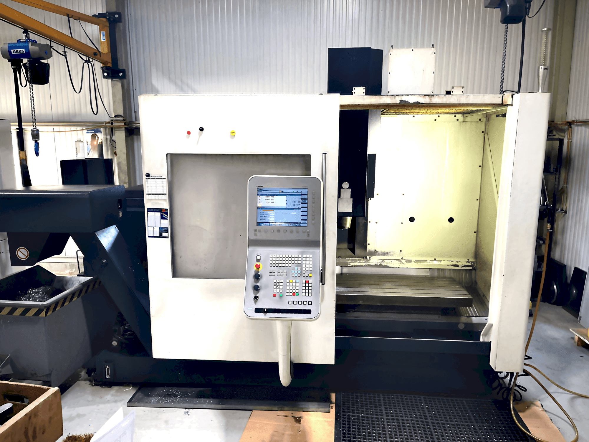 Frontansicht der DMG MORI DMC 1035 v eco Maschine