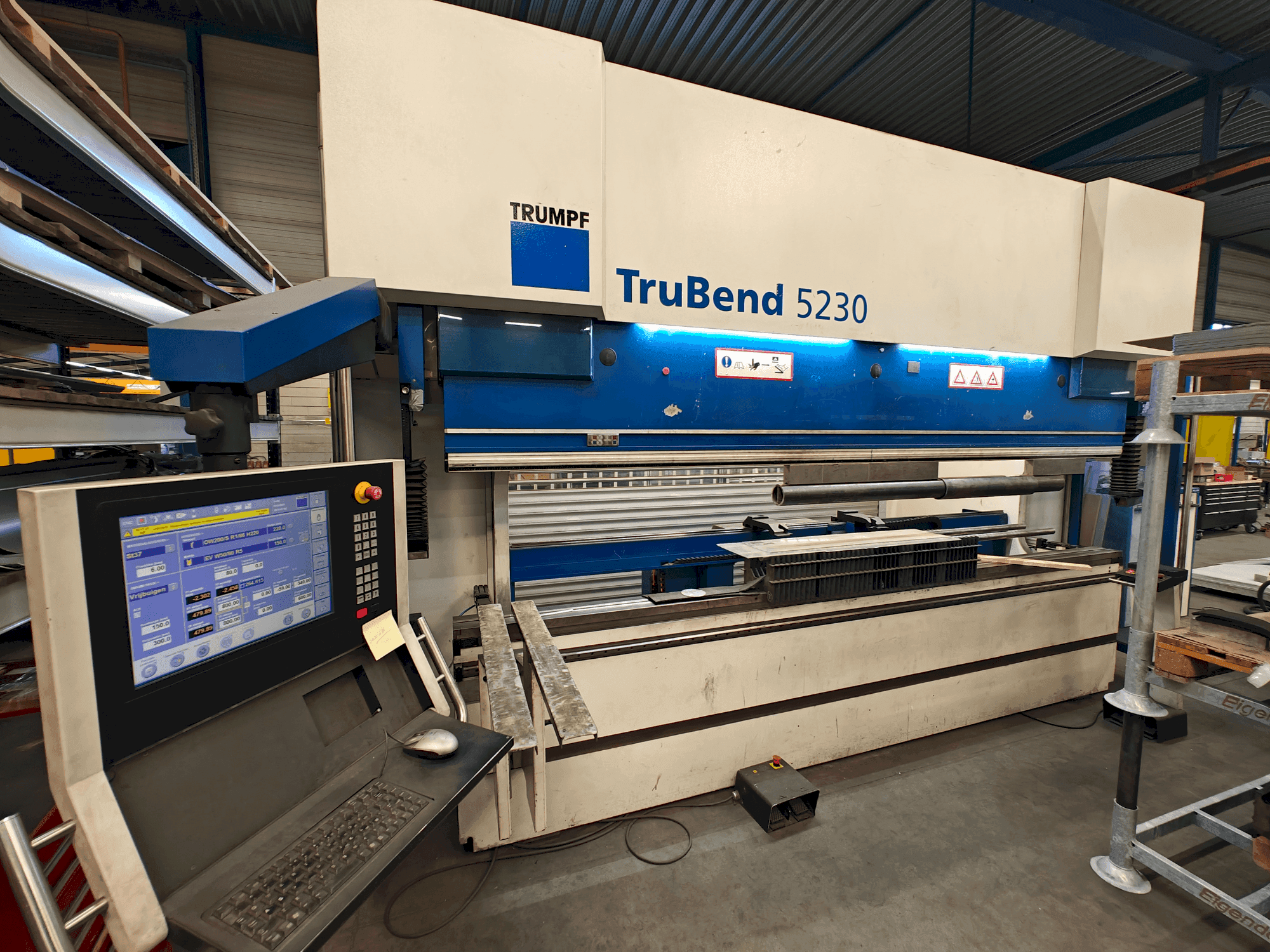 Frontansicht der TRUMPF TruBend 5230  Maschine