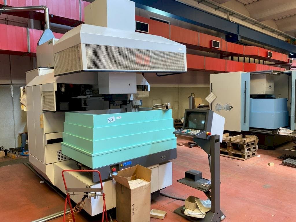 Frontansicht der AGIE AGIETRON INTEGRAL 3 Maschine