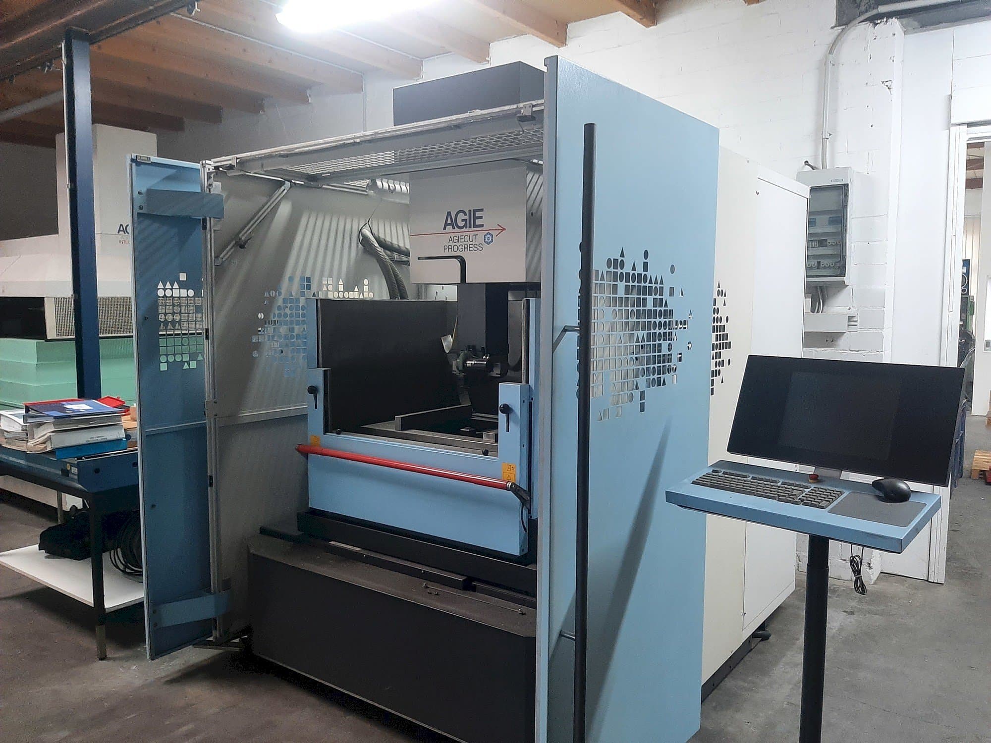 Frontansicht der AGIE Agiecut Progress 3 Maschine