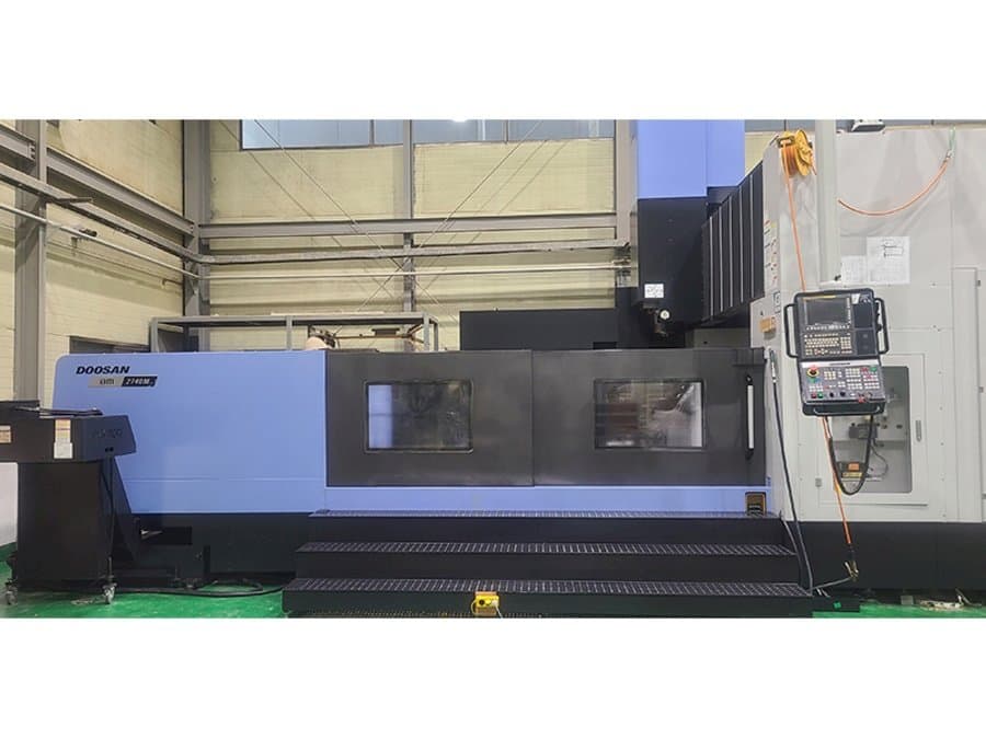 Frontansicht der Doosan BM 2740M Maschine