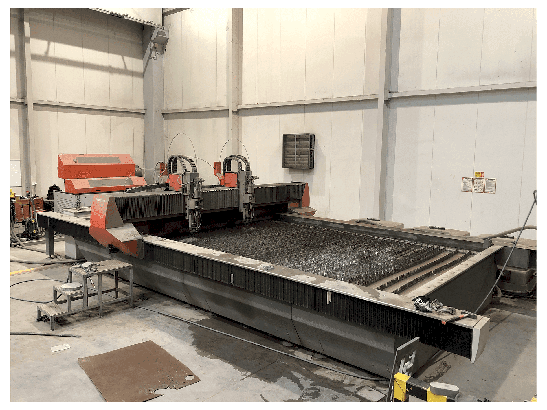 Frontansicht der Bystronic ByJet Flex 6030 Maschine