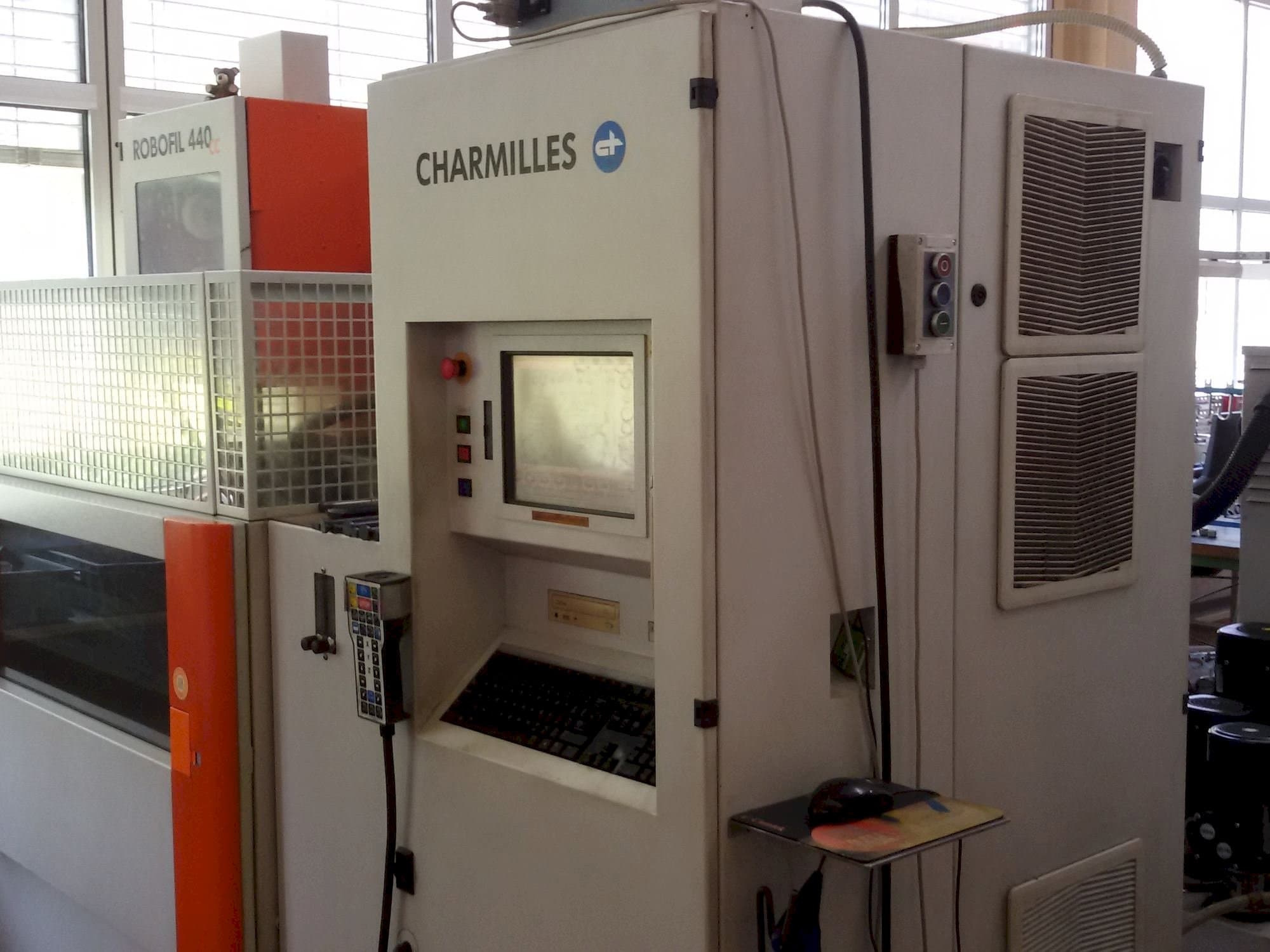 Frontansicht der CHARMILLES Robofil 440CC Maschine