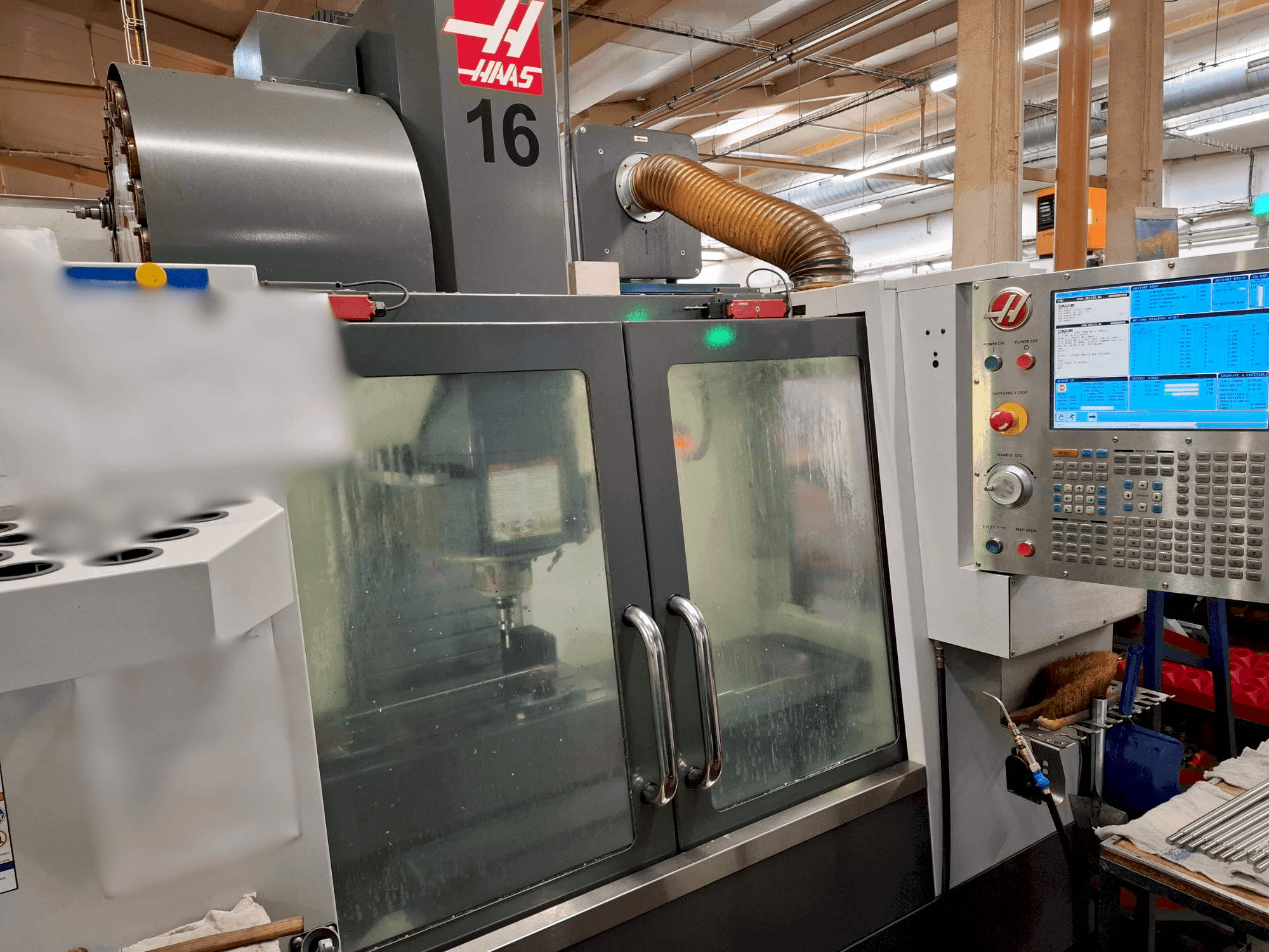 Frontansicht der HAAS VF-2SS  Maschine