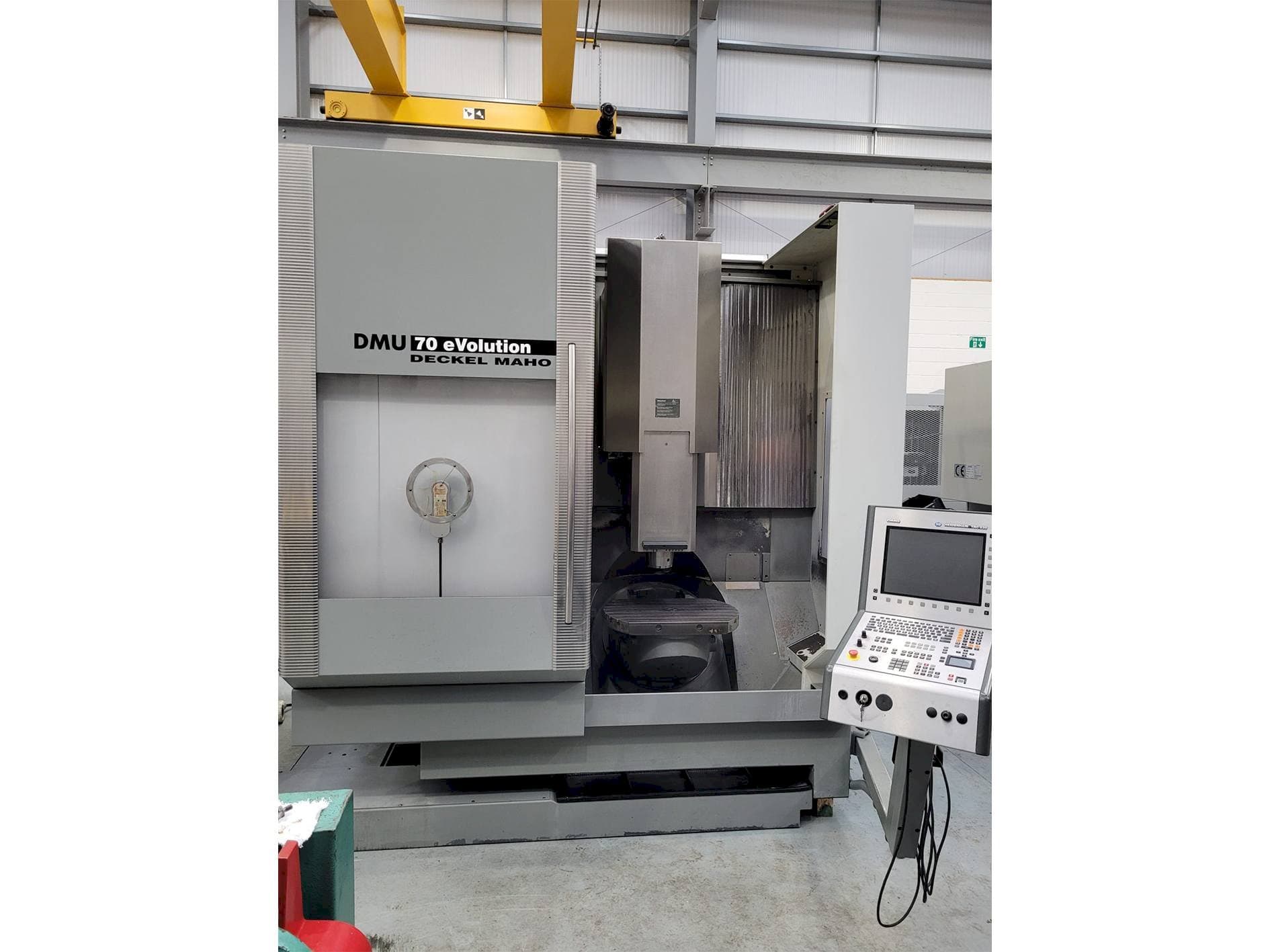 Frontansicht der DECKEL MAHO DMU 70 eVolution Maschine