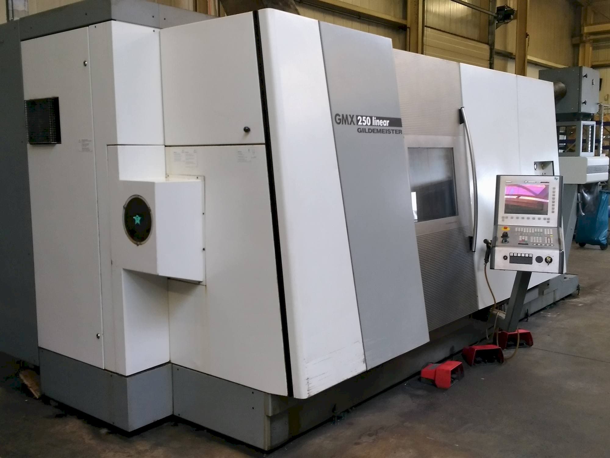 Frontansicht der Gildemeister GMX 250 linear Maschine