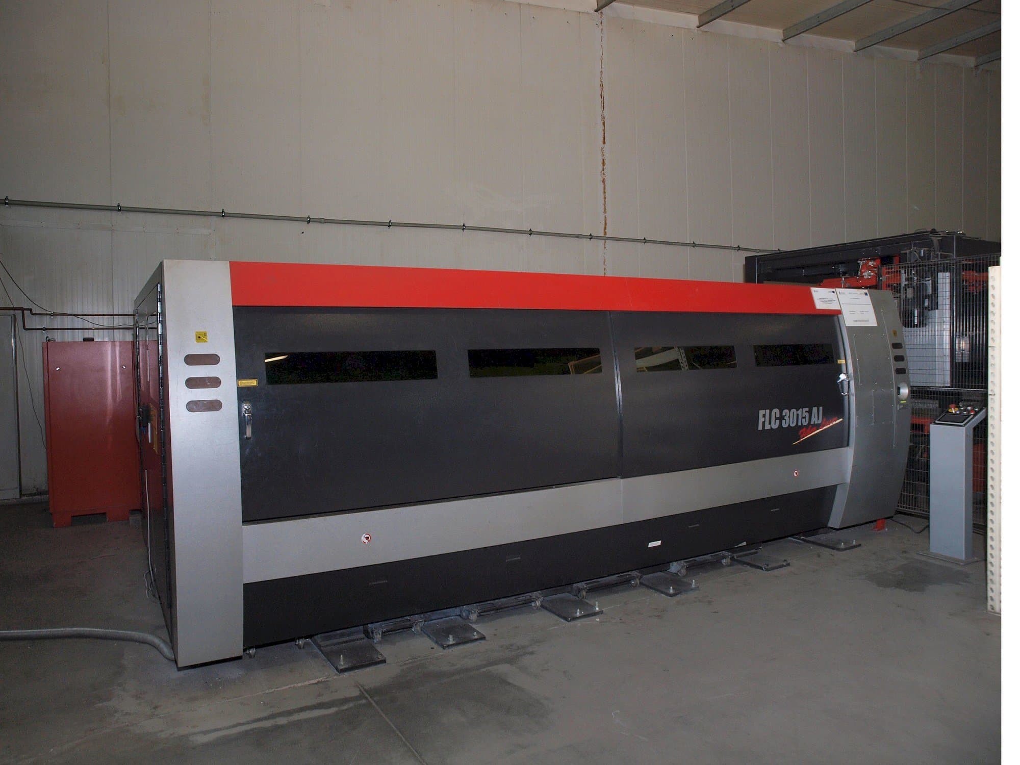 Frontansicht der AMADA LC-3015 AJ 2kW Fiber laser Maschine