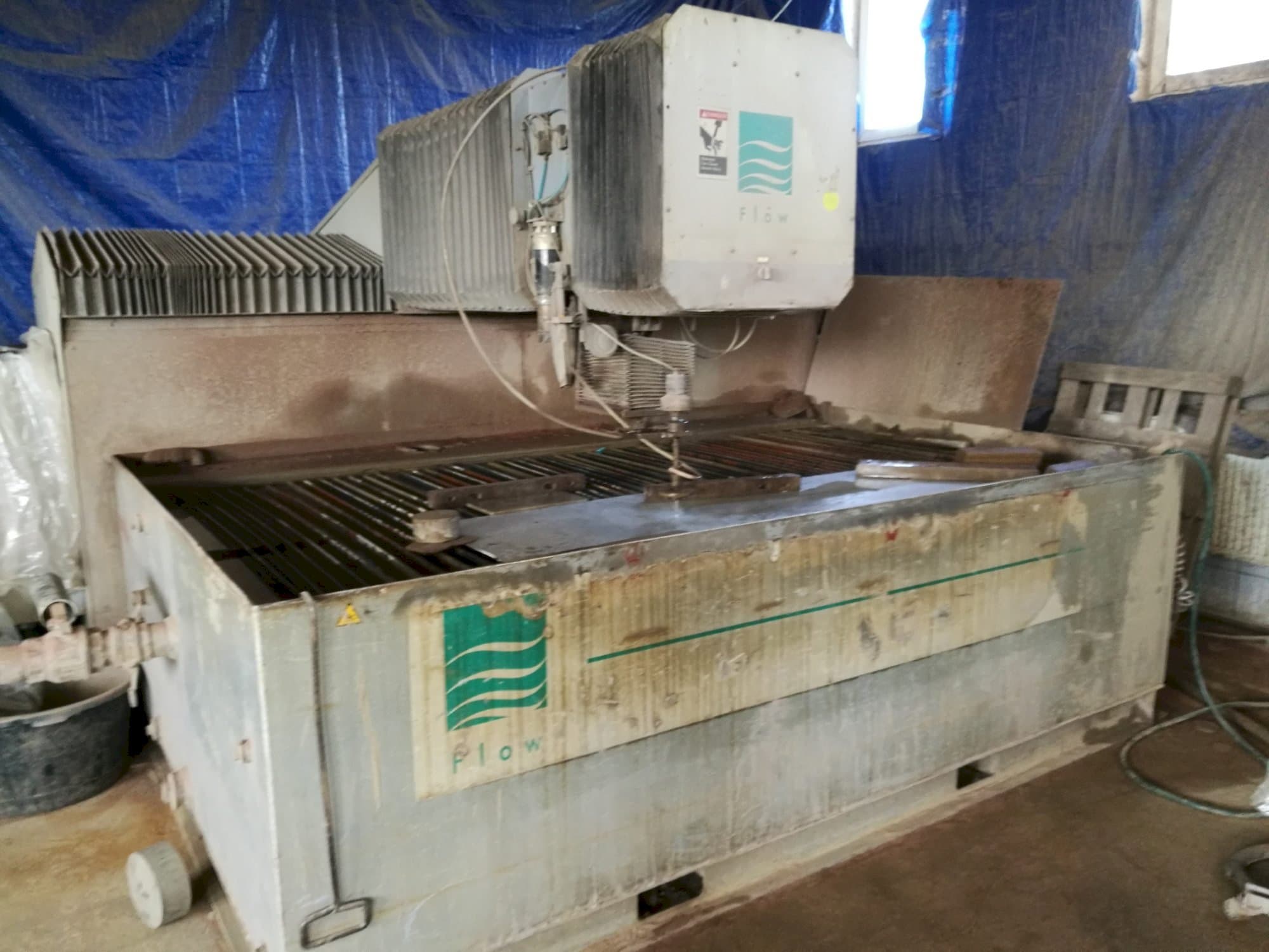 Frontansicht der Flow IFB 2412 Maschine