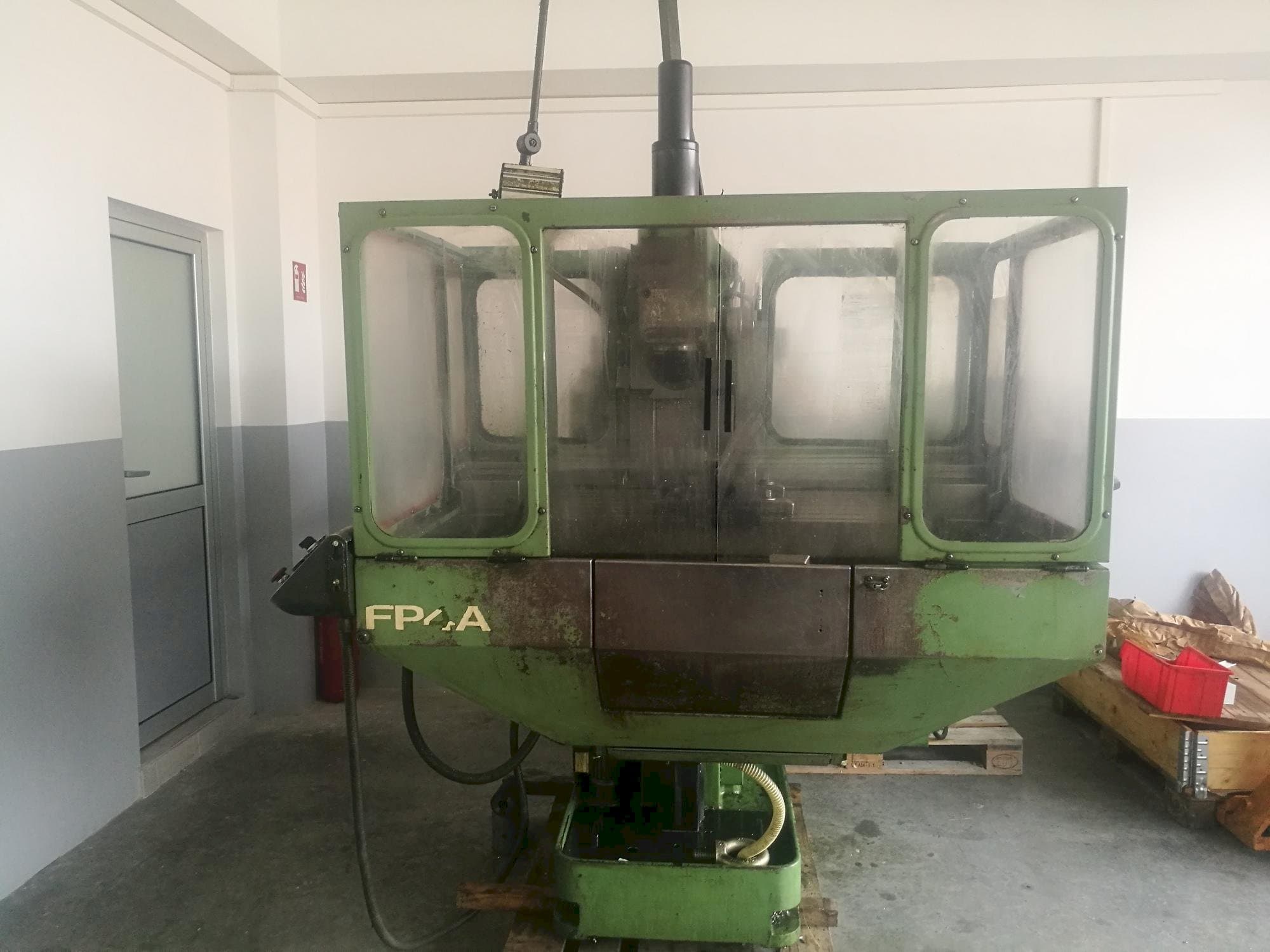 Frontansicht der DECKEL FP4A Maschine