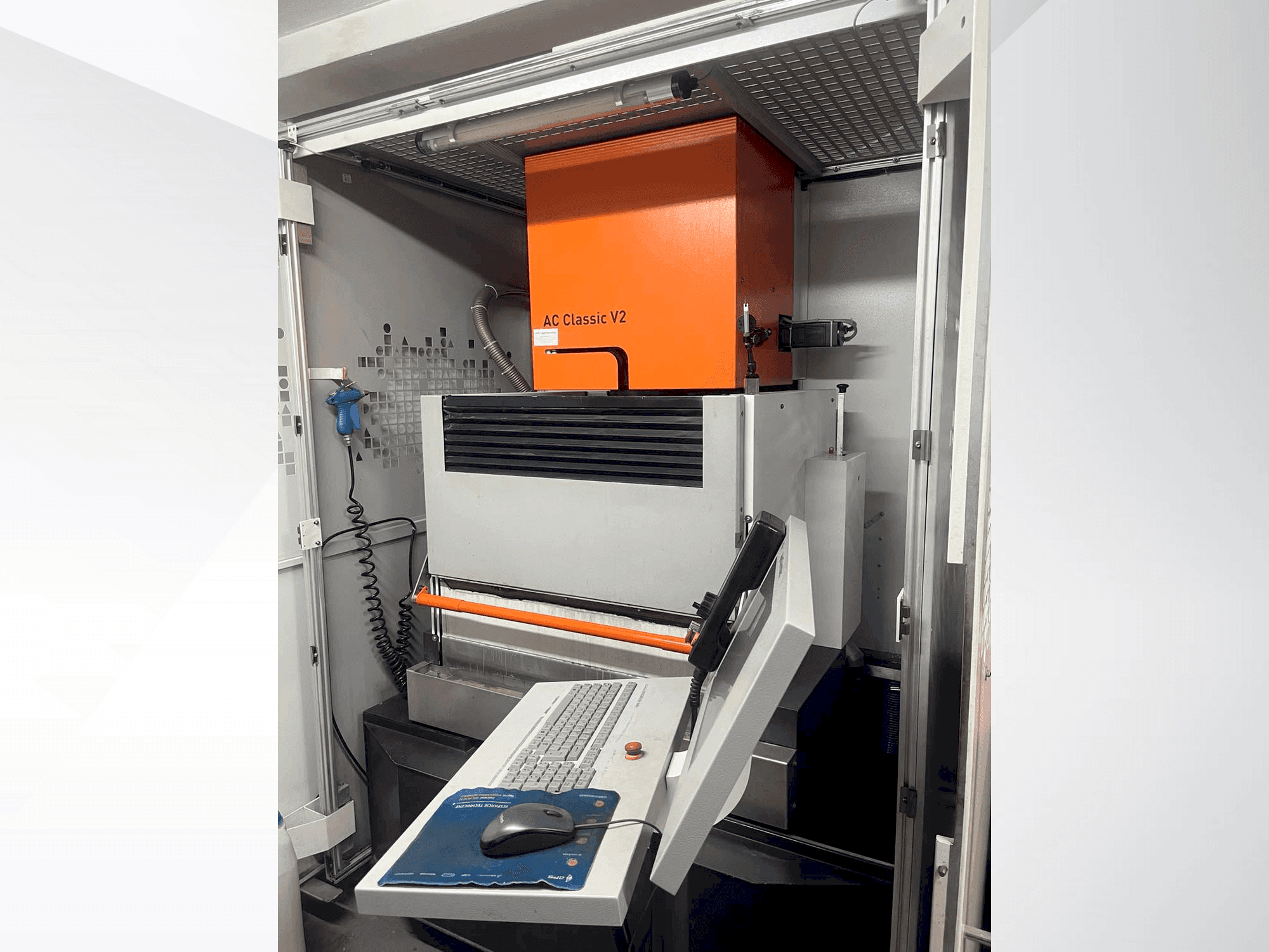 Frontansicht der AgieCharmilles Classic V2  Maschine