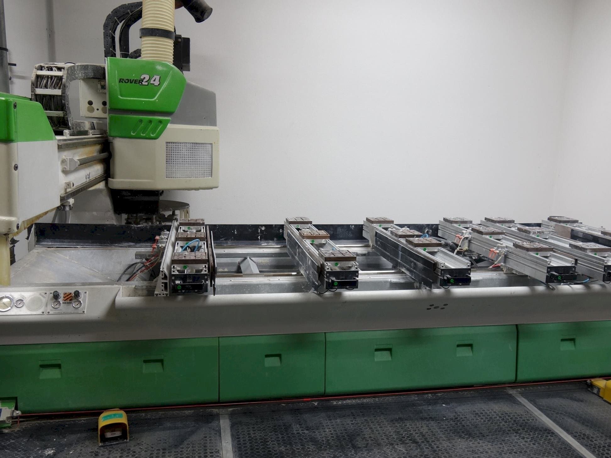 Frontansicht der BIESSE Rover 24 S  Maschine