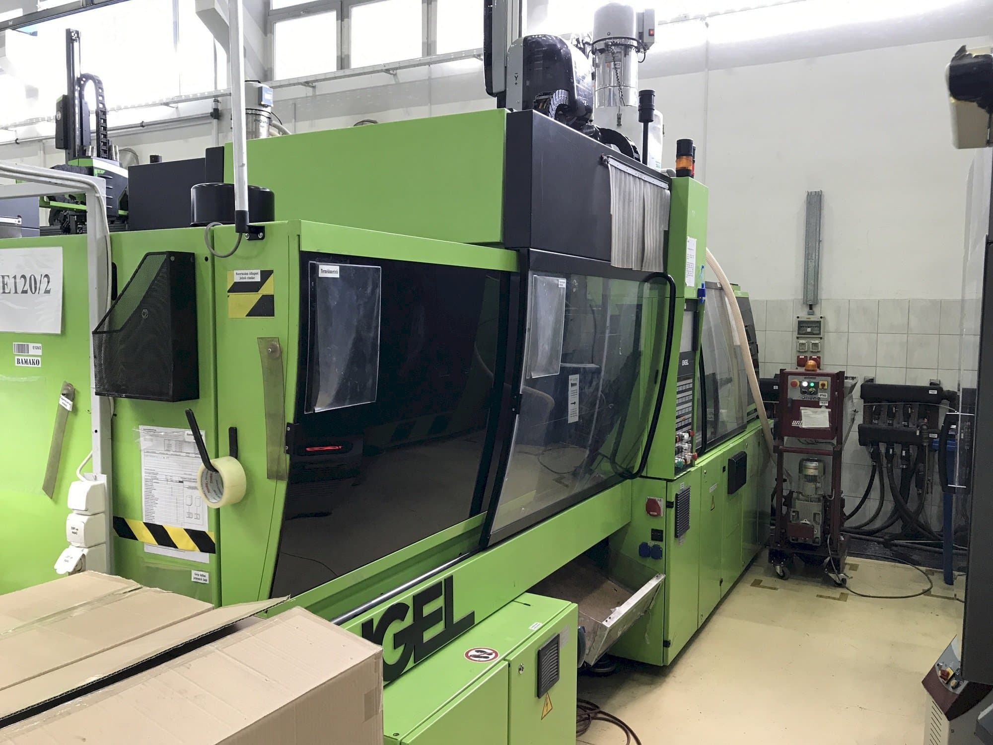 Frontansicht der ENGEL VC 500/120 Plus Maschine