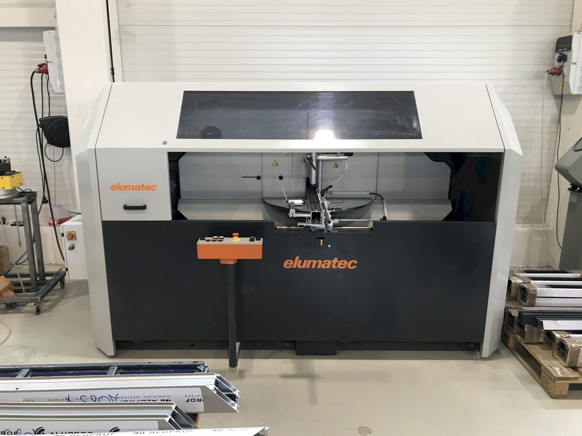 Frontansicht der Elumatec AKS 134/64 Maschine