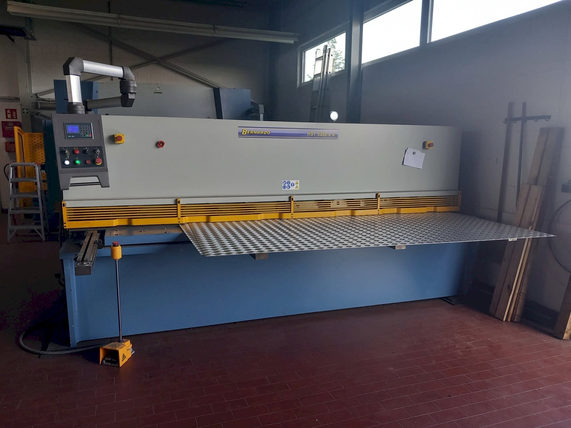 Frontansicht der Bernardo HST-3200X6 Maschine