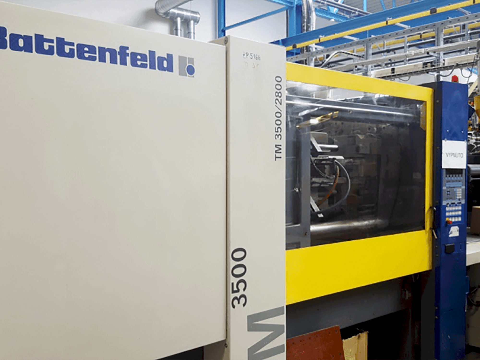 Frontansicht der Battenfeld TM 3500/2800 Maschine