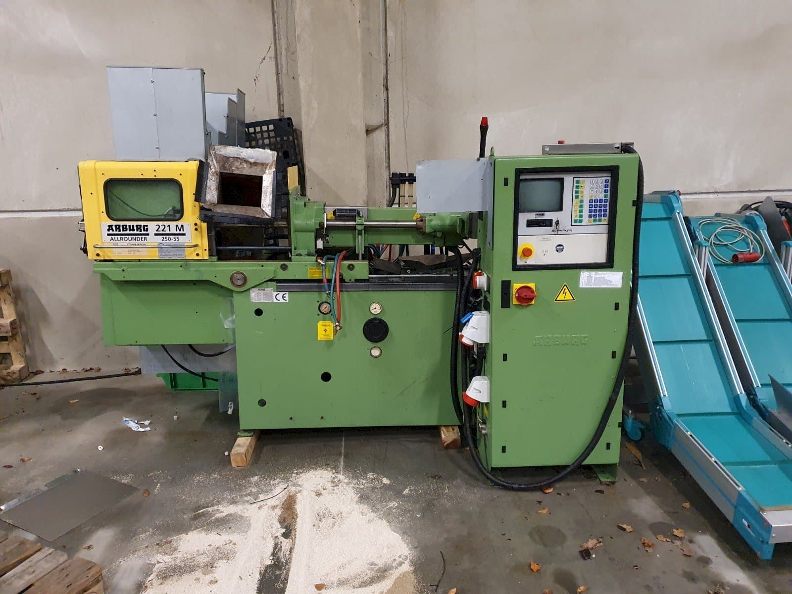 Frontansicht der Arburg Allrounder 221 M 250-55  Maschine