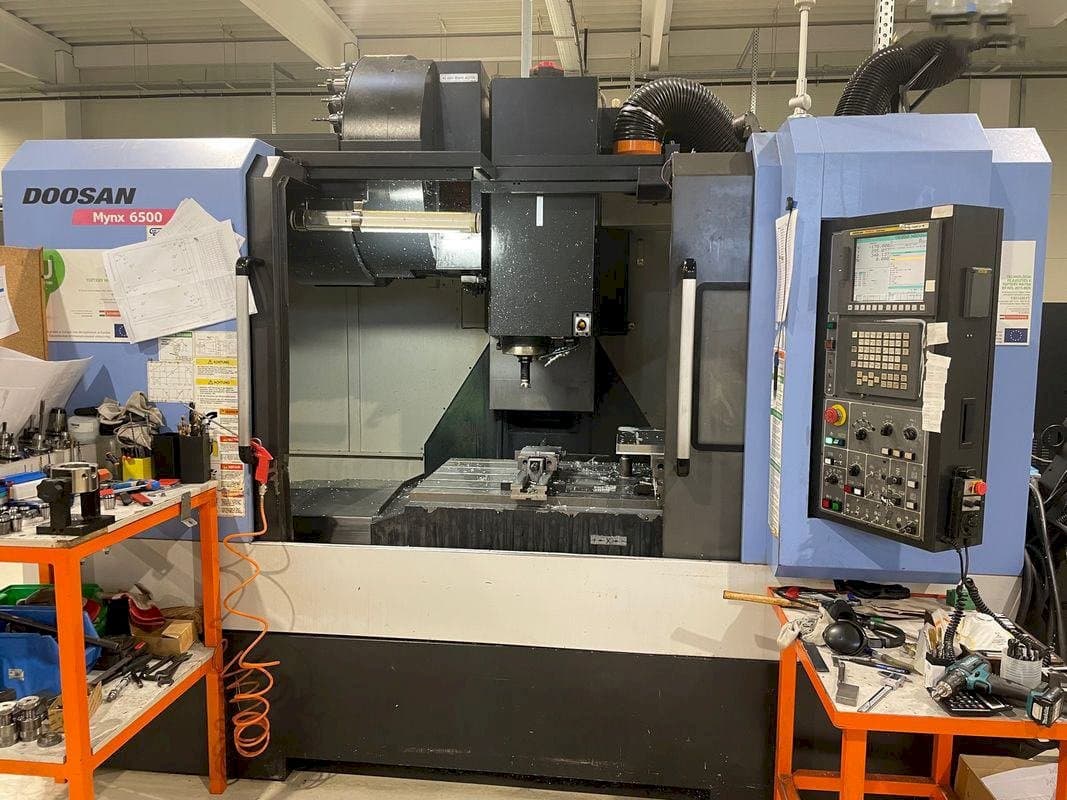 Frontansicht der Doosan MYNX DNM 6500  Maschine