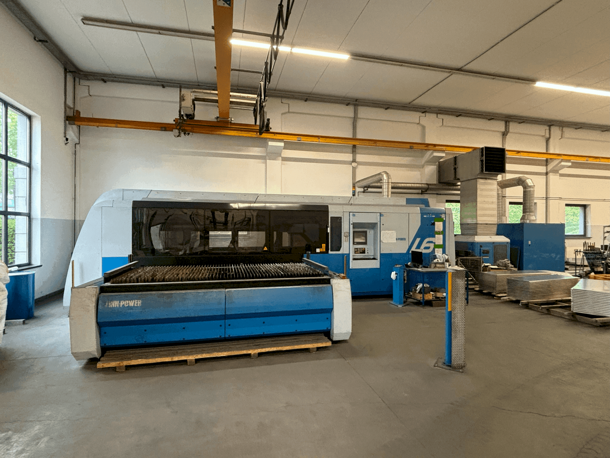 Frontansicht der Finn-Power L6  Maschine