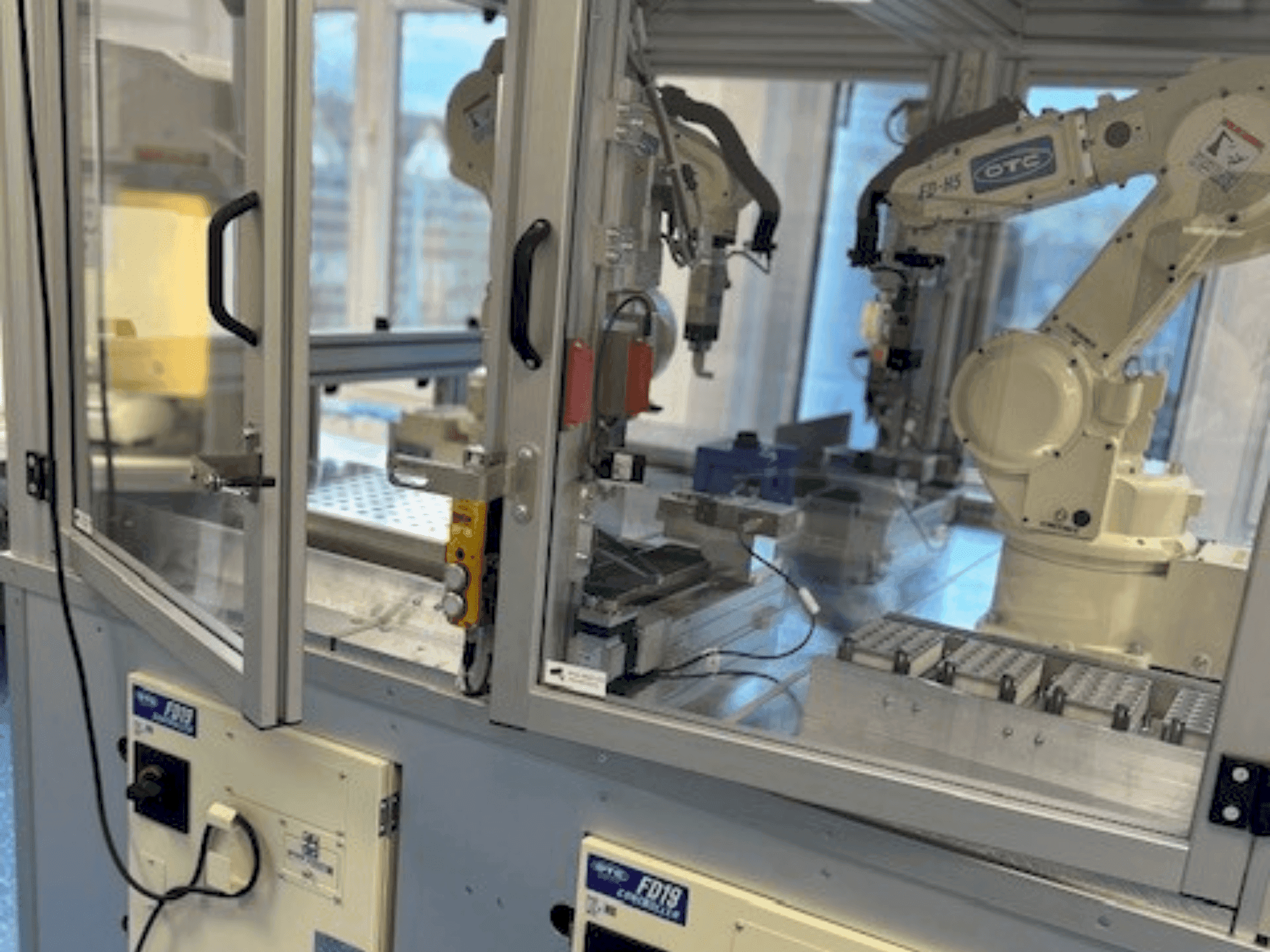 Frontansicht der OTC Daihen NH52-NEFC  Maschine